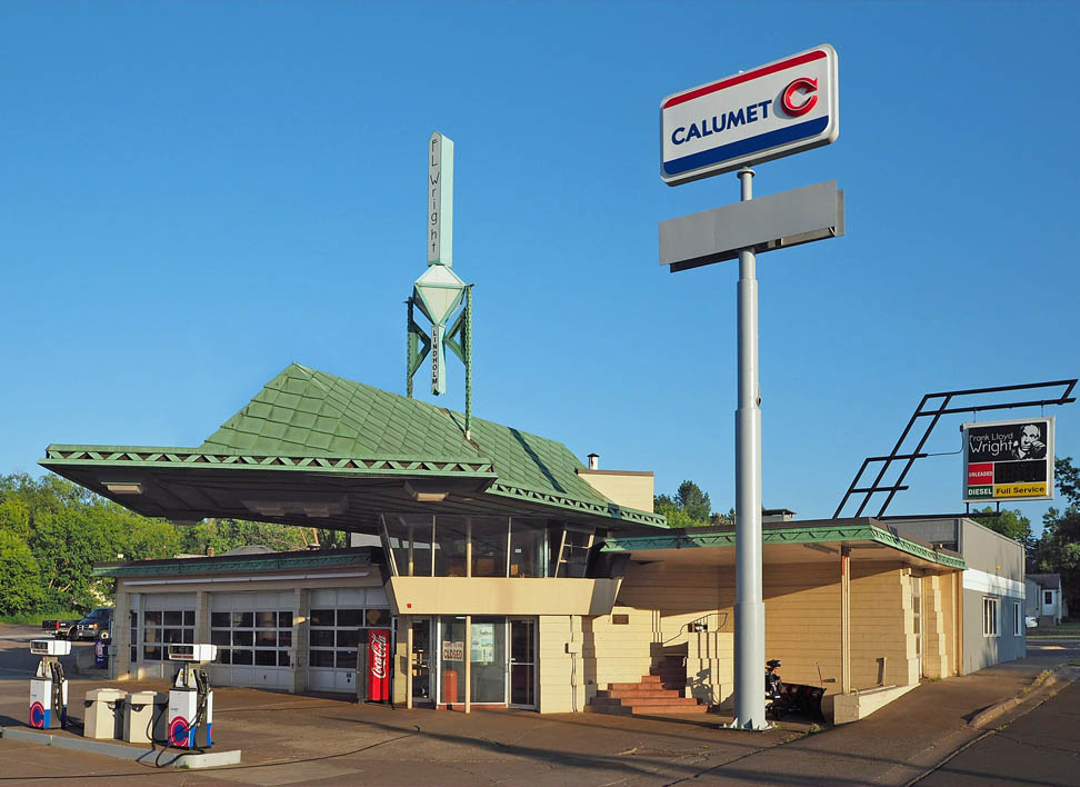 Station-service d'architecte surmontée d'un totem publicitaire