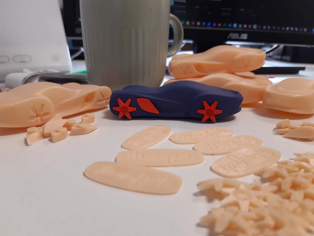 3D-printed scale model of the Rochet-Schneider Manifeste on a desk